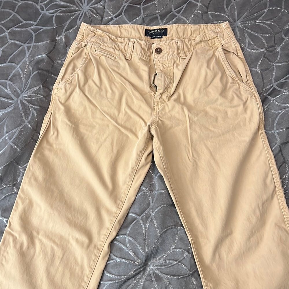 Original straight men’s 31x32 American Eagle khaki pants. Used - good condition